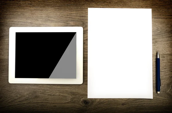 Tablet dengan layar dan kertas kosong — Stok Foto