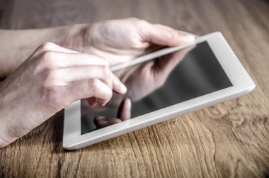tablo üzerinde elinde boş bir ekran ile beyaz tablet