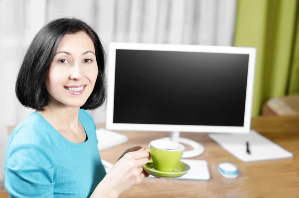 Mulher com computador — Fotografia de Stock