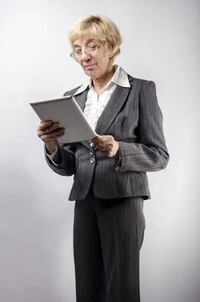 Mulher com tablet pc — Fotografia de Stock