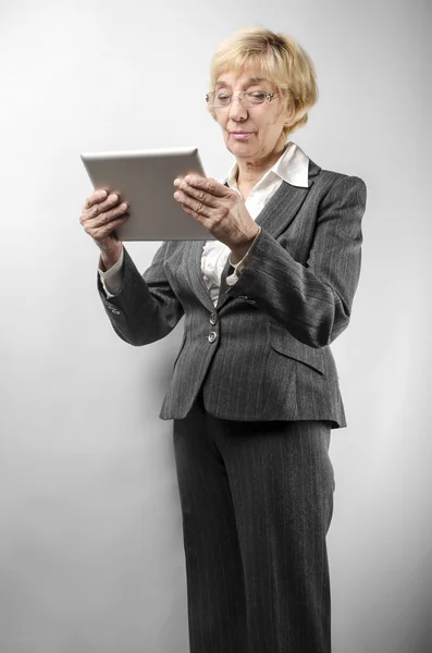Vrouw met tabletpc — Stockfoto