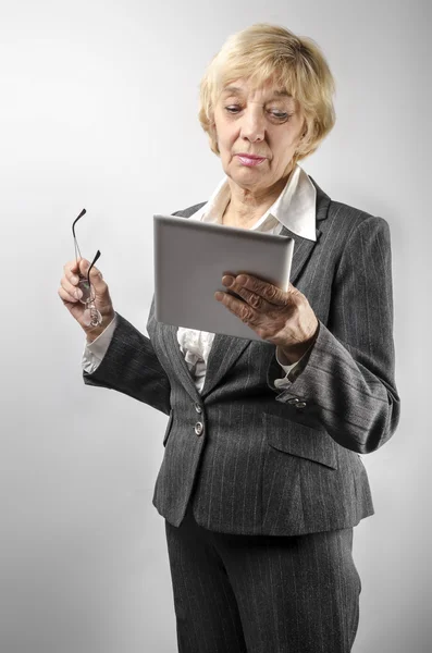 Mulher segurando um tablet pc — Fotografia de Stock