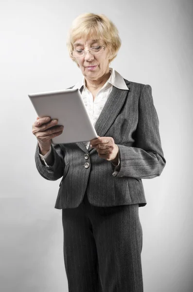 Mulher com tablet pc — Fotografia de Stock