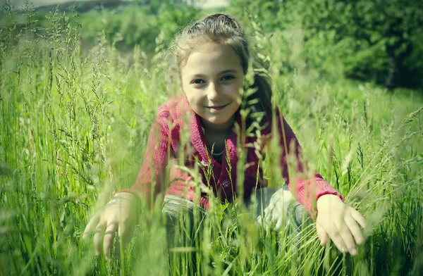 Kind op het gras — Stockfoto