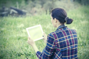 tablet pc ile mutlu bir kadın