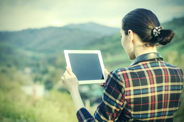 Mulher feliz com tablet pc — Fotografia de Stock