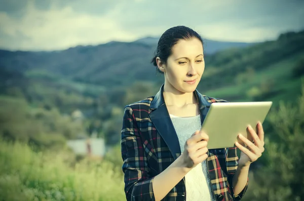 Szczęśliwa kobieta z komputera typu tablet — Zdjęcie stockowe