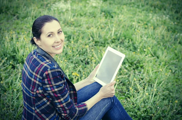 Fille avec ordinateur tablette — Photo