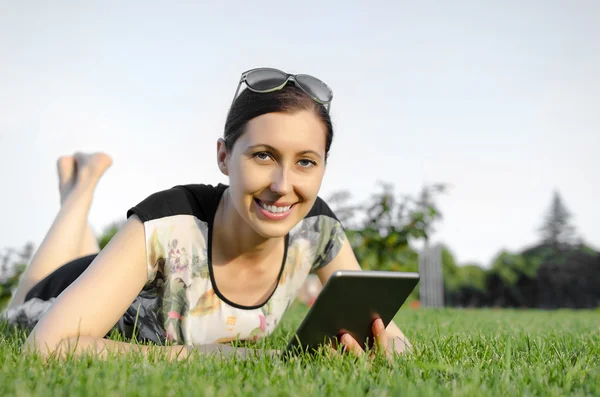 Junge Frau mit Tablet-PC — Stockfoto