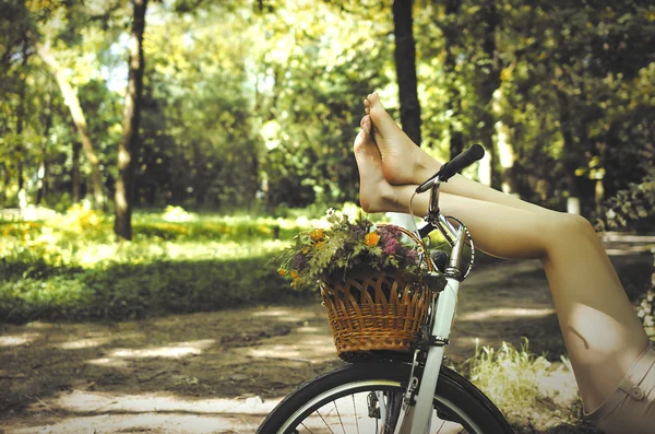 Pernas em uma bicicleta — Fotografia de Stock