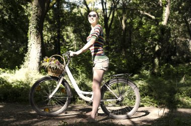 Bisikletli kadın