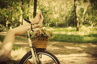 ayak bir bisiklet üzerinde