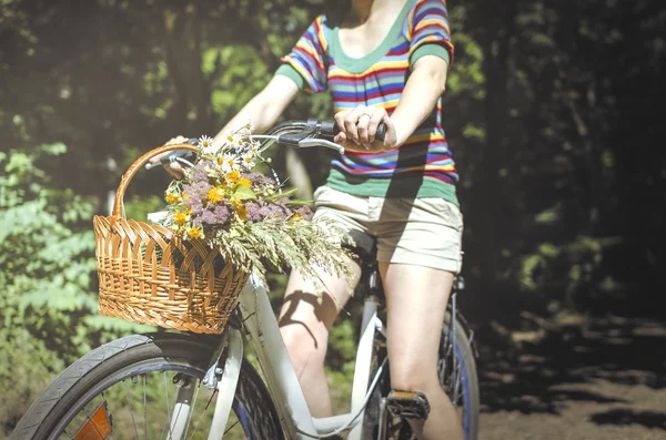 Kvinna på cykel — Stockfoto