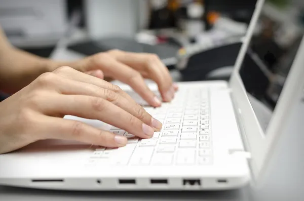 Vingers op het toetsenbord van de laptop — Stockfoto