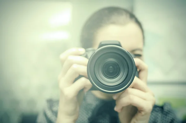 Jonge lachende meisje maken foto — Stockfoto