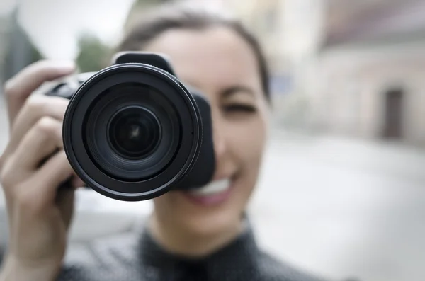 Jonge lachende meisje maken foto — Stockfoto