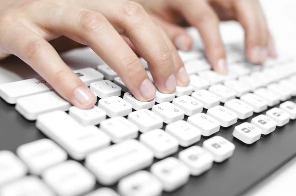 Vinger op het toetsenbord van de computer — Stockfoto