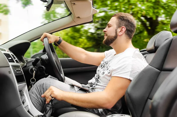 Muž řídí auto — Stock fotografie