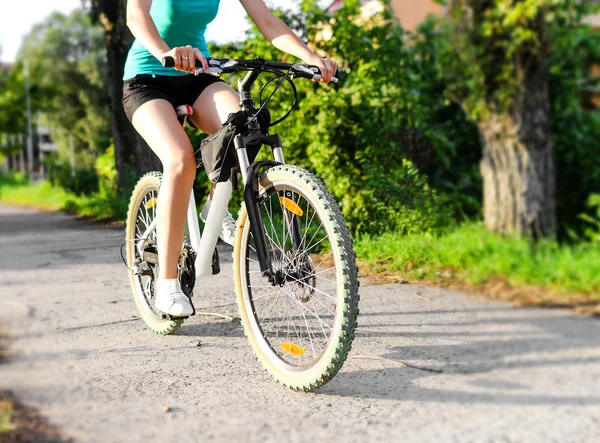 Maastopyörä nainen — kuvapankkivalokuva