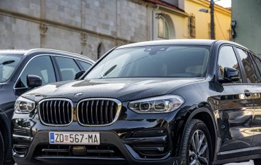 Hırvatistan 'ın Zadar kentindeki şehir otoparkında BMW X5 arabası.