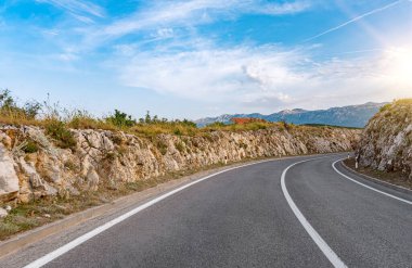 Manzaralı yol. Yol muhteşem bir doğal manzara ile çevrilidir..