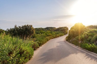 Manzaralı yol. Yol muhteşem bir doğal manzara ile çevrilidir..