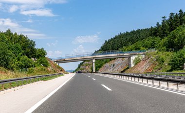 Otoyol köprüsü ve yoldaki arabalar.