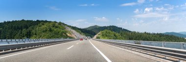 Otobanda arabalar sürüyor..