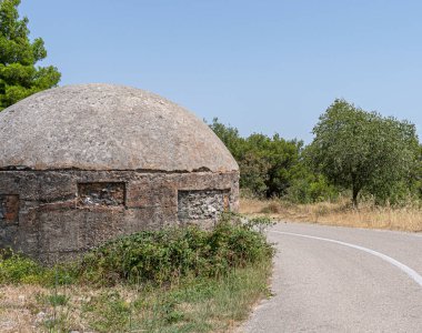 İkinci Dünya Savaşı 'ndan kalma beton bir sığınak..