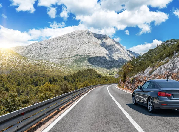 Coche Mueve Largo Una Hermosa Carretera Montaña — Foto de Stock