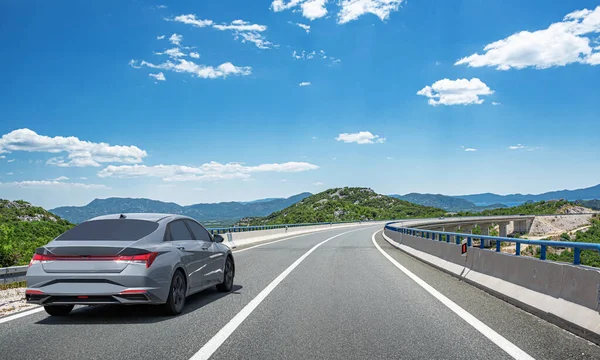 Auto rijdt langs een prachtige bergweg. — Stockfoto