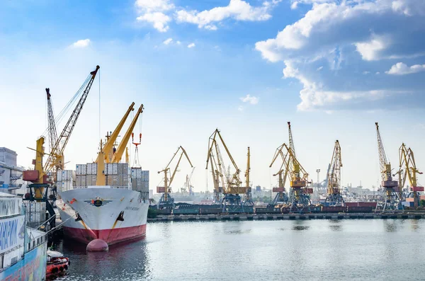 Sea cargo port of Odessa with shipyards and ships in Odessa, Ukraine. — Stock Photo, Image