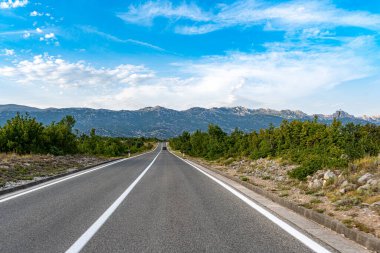 Manzaralı yol. Yol muhteşem bir doğal manzara ile çevrilidir..