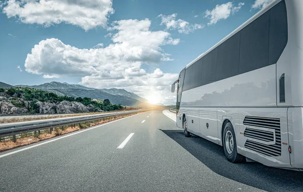 Autobus passeggeri in autostrada sullo sfondo di un bellissimo paesaggio. — Foto Stock