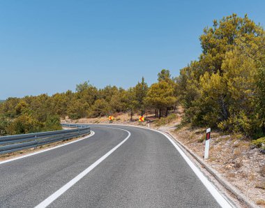 Dağlarda keskin virajlı bir yol.