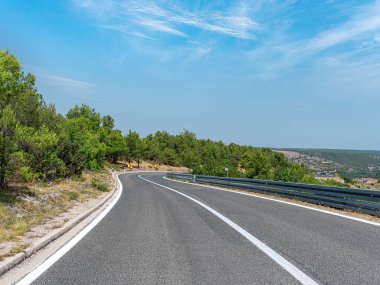 Dağlarda keskin virajlı bir yol.