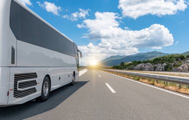 Otoyoldaki yolcu otobüsü güzel bir manzaranın arka planına karşı..