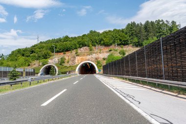 Hırvatistan 'da ekspres yolda tünel.