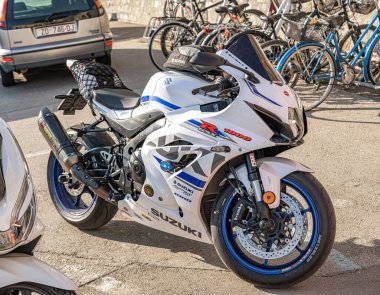 Hırvatistan 'ın Zadar kentindeki bir otoparkta Suzuki GSX-R1000.