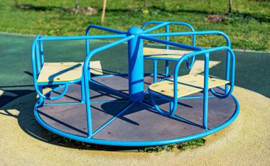 Çocuklar açık havada sallanıyor..