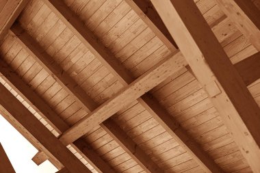 Bir ev için ahşap çatı yapısı.