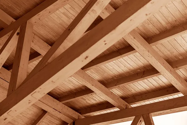 Holzdachkonstruktion für ein Haus. — Stockfoto