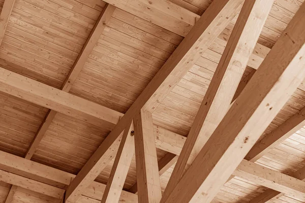 Takkonstruktion i trä för ett hus. — Stockfoto