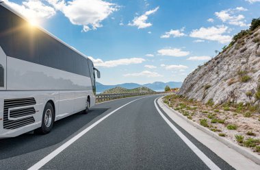 Otoyoldaki yolcu otobüsü güzel bir manzaranın arka planına karşı..