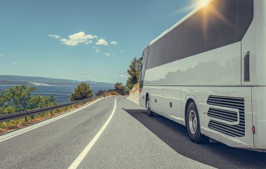 Otoyoldaki yolcu otobüsü güzel bir manzaranın arka planına karşı..