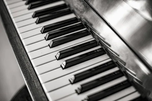Gammal piano och nycklar på nära håll — Stockfoto