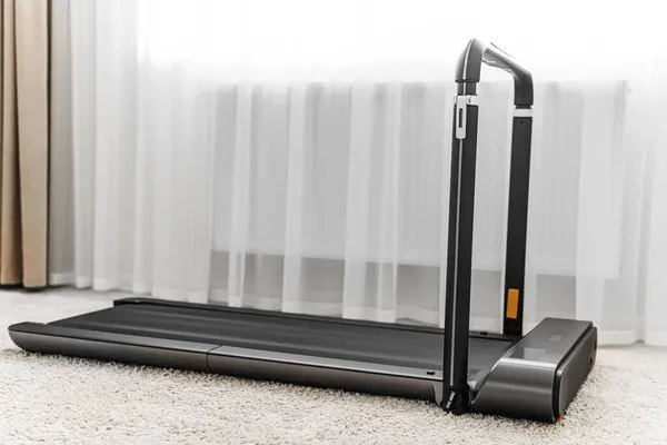Vandringsled. Löpspår. Elektronisk träningsmaskin, löpband för promenader i rummets inre. — Stockfoto