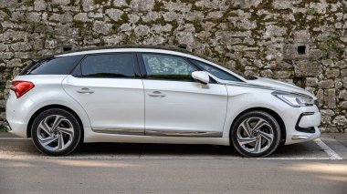 Hırvatistan 'ın Zadar kentindeki bir otoparkta Beyaz Citroen DS.