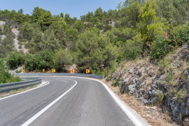 Dağlarda keskin virajlı bir yol.