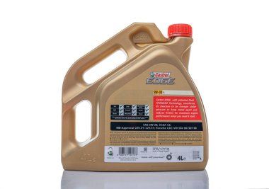 Motor yağı Castrol Edge beyaz zemin üzerinde. Studio fotoğraf.